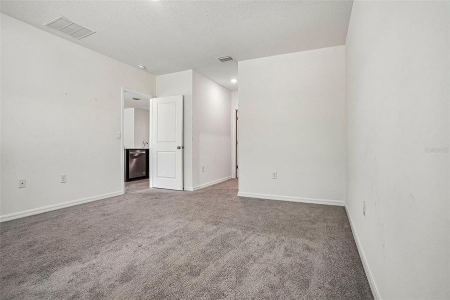 Spacious, unfurnished interior of a new home in Lake Diamond, Ocala (Image 36).