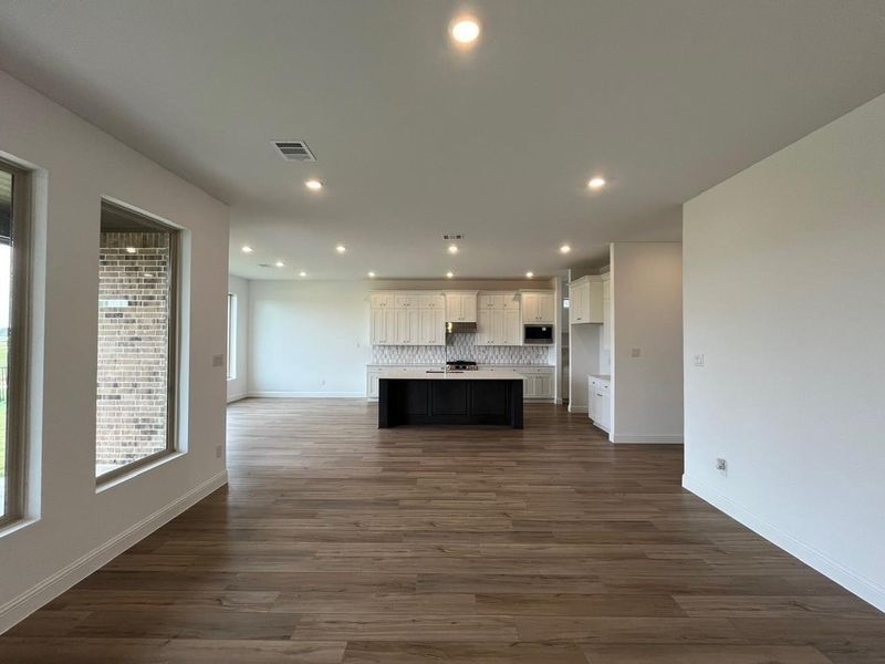 Spacious, unfurnished interior of a new home in Cross Creek West, Fulshear (Image 36).
