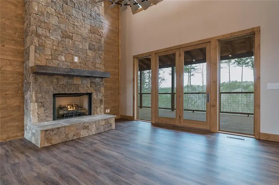 Spacious, unfurnished interior of a new home in , Ellijay (Image 10).