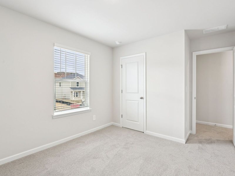Spacious, unfurnished interior of a new home in Ivey Township, Dallas (Image 15).