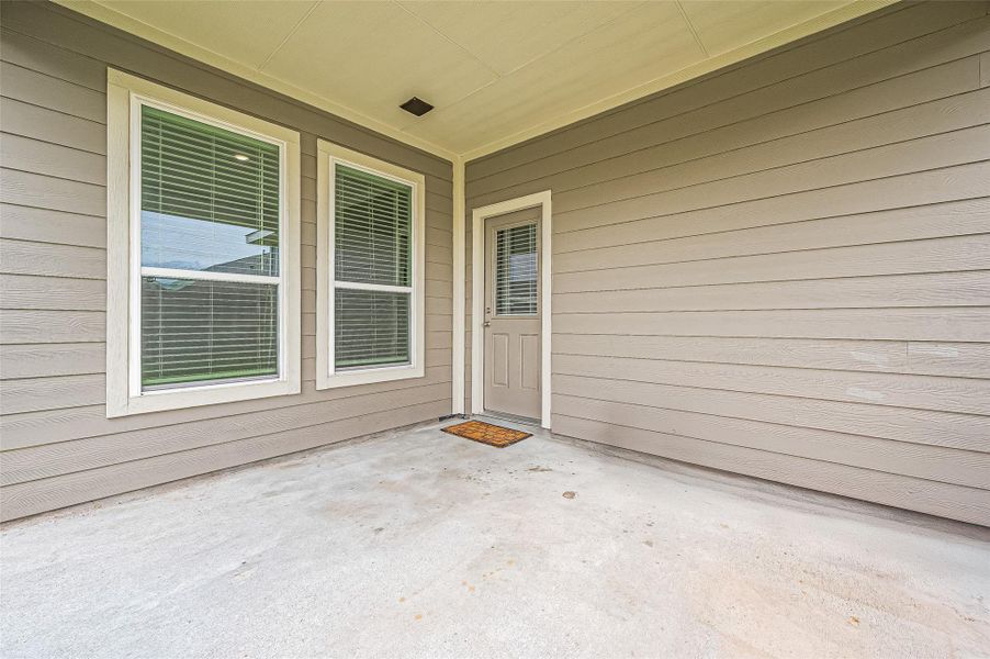 Exterior details and patio area of a home in Sunterra, Katy (Image 33).