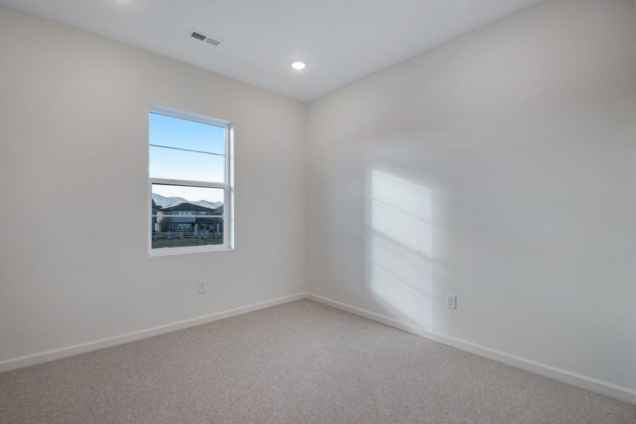 Spacious, unfurnished interior of a new home in Sterling Ranch, Littleton (Image 39).