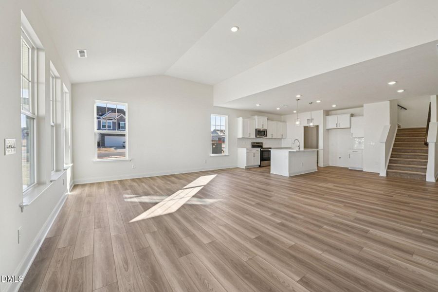 7-web-or-mls-Hipwood Dr-S2901-007