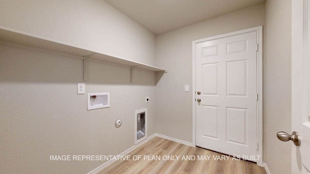 Spacious, unfurnished interior of a new home in Park Meadows, Lorena (Image 26).