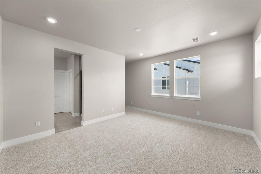 Spacious, unfurnished interior of a new home in Duet at Sterling Ranch, Littleton (Image 24).