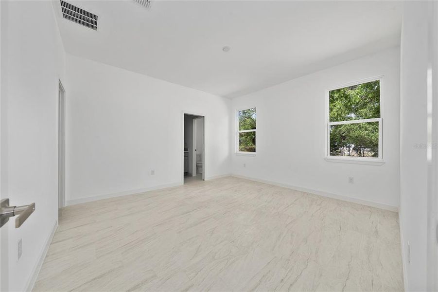 Spacious, unfurnished interior of a new home in , Orlando (Image 11).
