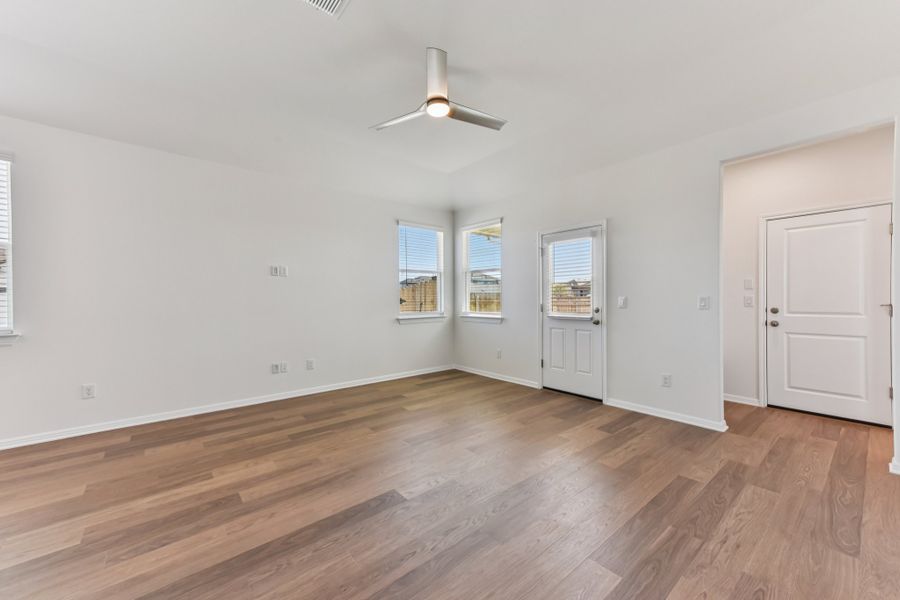 Spacious, unfurnished interior of a new home in Porter Country, Buda (Image 15).