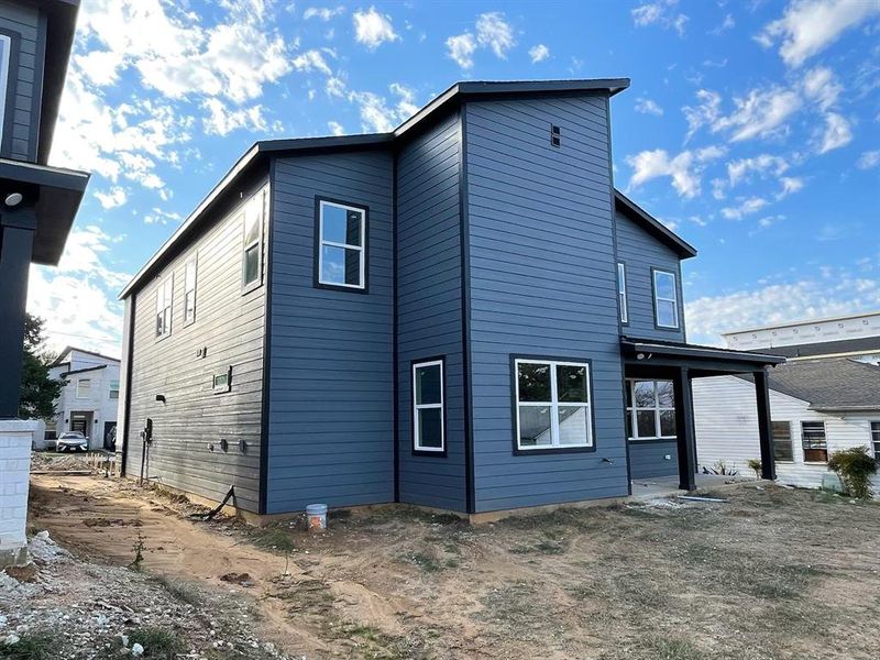 Exterior details and patio area of a home in , Dallas (Image 4).