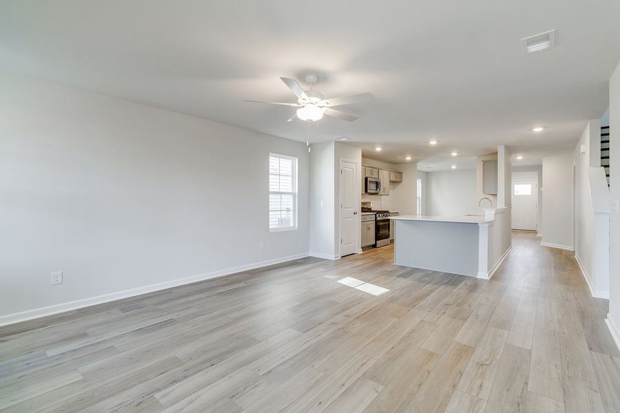 Spacious, unfurnished interior of a new home in Winston Point, Gilbert (Image 17).