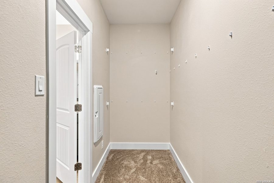 Spacious, unfurnished interior of a new home in Las Palomas Country Club Estates, La Vernia (Image 35).