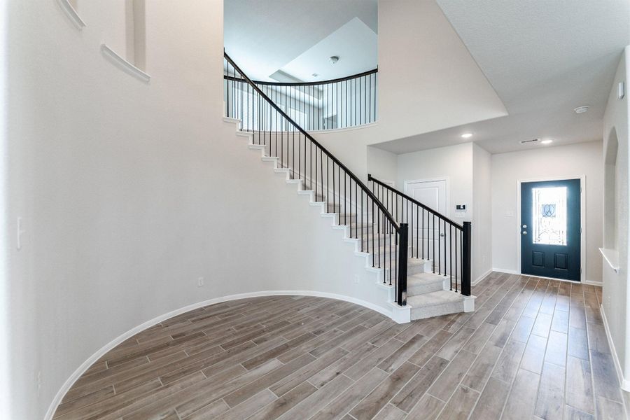 Spacious, unfurnished interior of a new home in Canterra Creek, Rosharon (Image 14).
