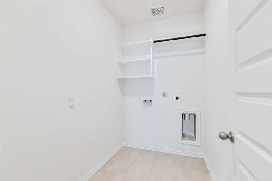 Spacious, unfurnished interior of a new home in Ellis Cove, Seabrook (Image 32).