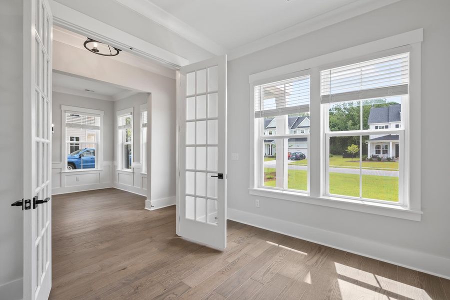 Spacious, unfurnished interior of a new home in Oak Bend, Charleston (Image 14).