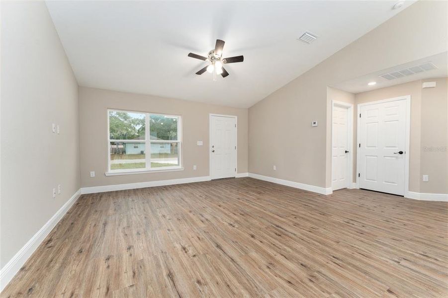 Spacious, unfurnished interior of a new home in , Ocala (Image 13).