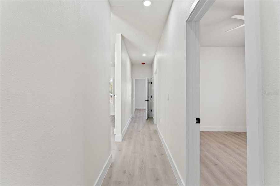 Spacious, unfurnished interior of a new home in , Weeki Wachee (Image 30).