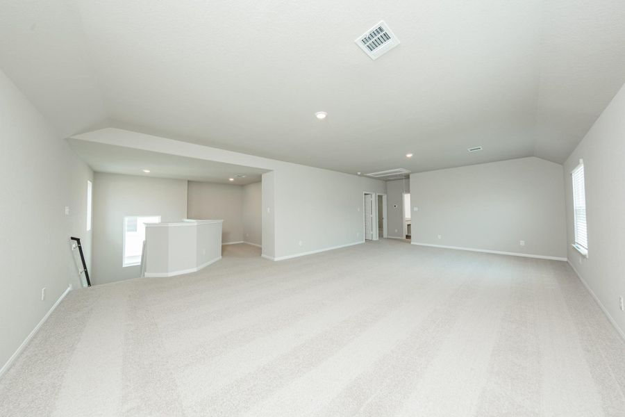 Spacious, unfurnished interior of a new home in Cliffstone Hills, Conroe (Image 16).