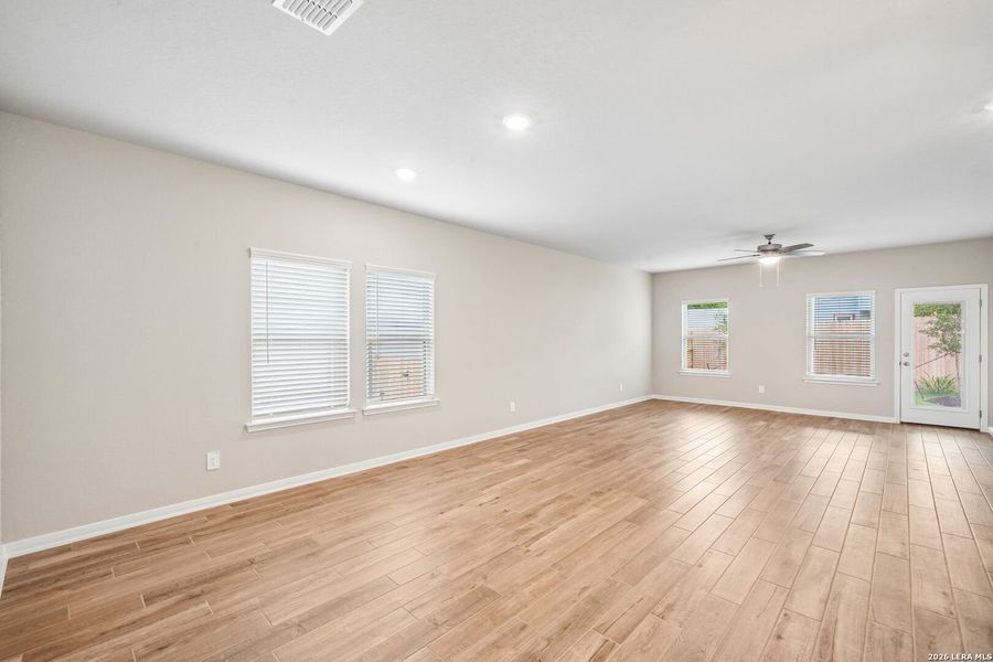 Spacious, unfurnished interior of a new home in Royal Crest, San Antonio (Image 19).
