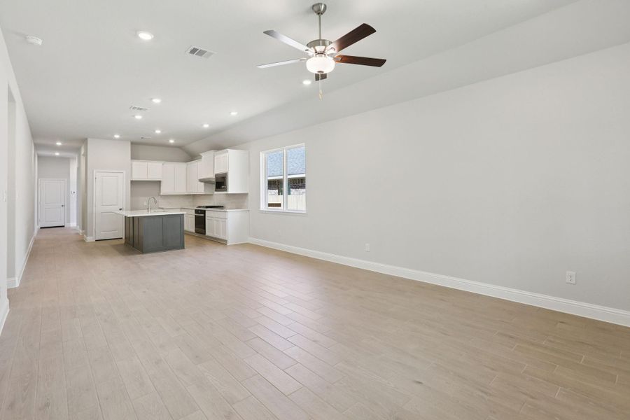 Spacious, unfurnished interior of a new home in Woodhavyn 40', Magnolia (Image 24).