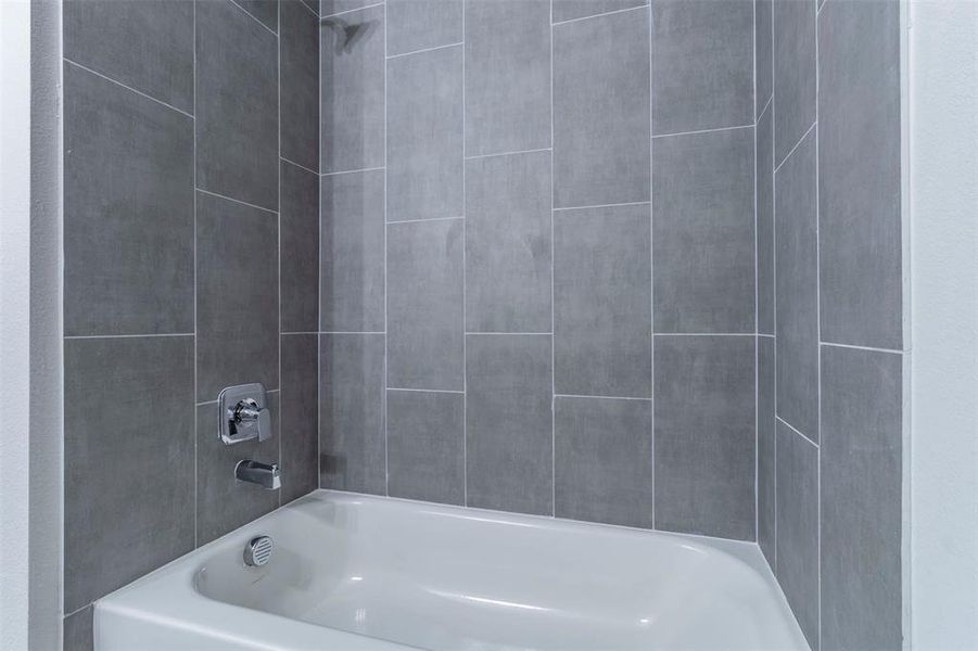 Bathroom with tiled shower / bath combo