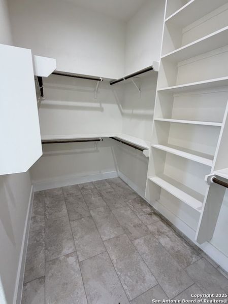 Spacious, unfurnished interior of a new home in , Floresville (Image 19).