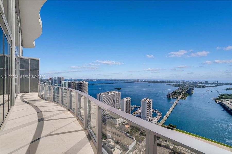 Condo located in Miami, FL showcasing its design and architecture (Image 27).