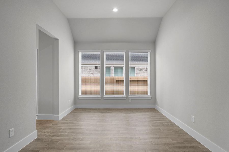 Spacious, unfurnished interior of a new home in Barton Creek Ranch, Conroe (Image 16).