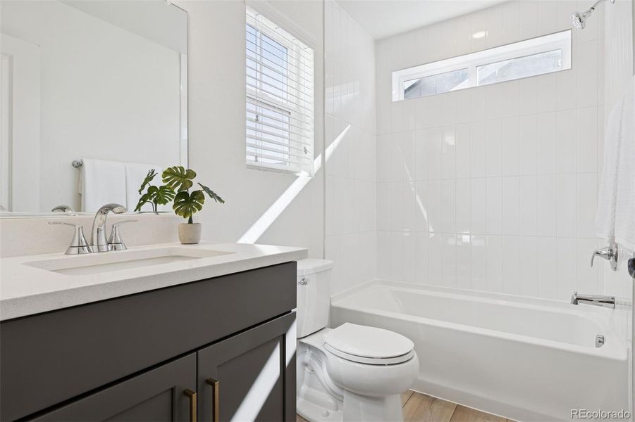 Upper Level: Full Bathroom Upper Level: Full Bathroom