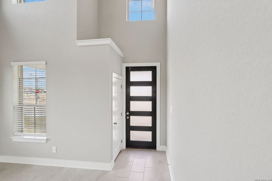 Spacious, unfurnished interior of a new home in Lark Canyon, New Braunfels (Image 48).