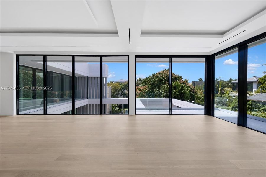 Spacious, unfurnished interior of a new home in , Miami Beach (Image 19).