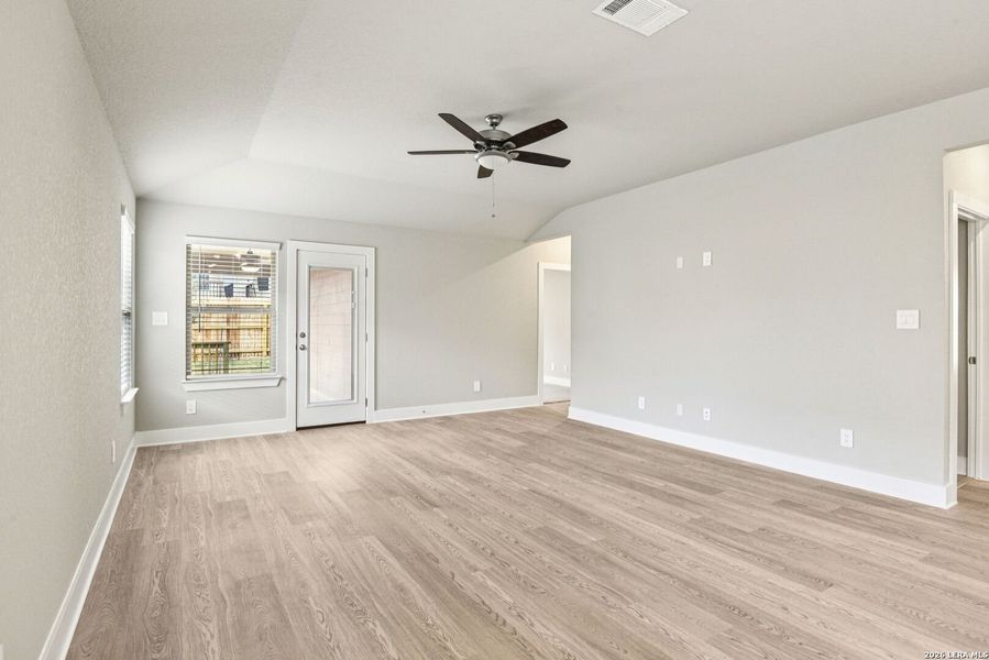 Spacious, unfurnished interior of a new home in Lark Canyon, New Braunfels (Image 36).