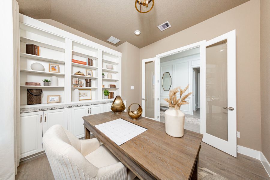 Representative furnished interior of a home built from the Mckinney by Beazer Homes in Ellwood, Rosharon (Image 9).