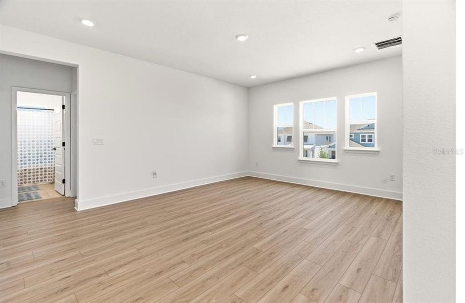Spacious, unfurnished interior of a new home in , Winter Garden (Image 47).