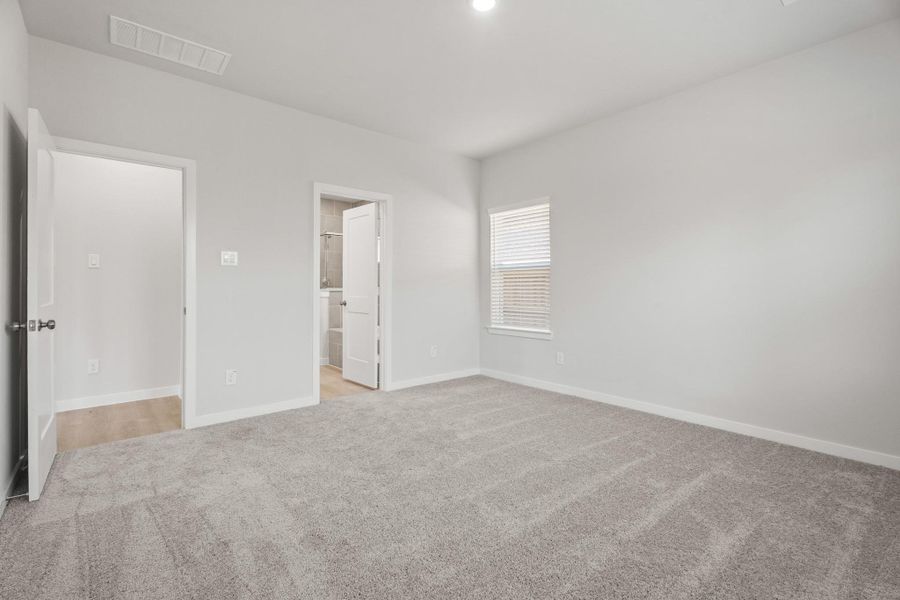 Spacious, unfurnished interior of a new home in Lago Mar, Texas City (Image 12).