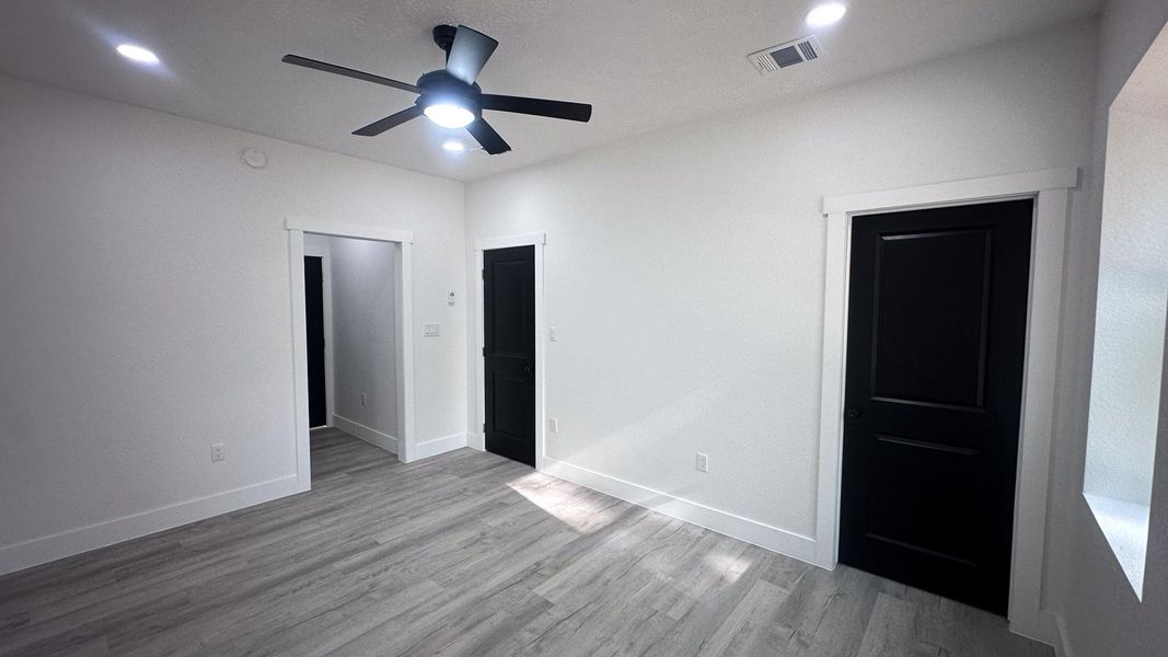 Spacious, unfurnished interior of a new home in , Navasota (Image 14).