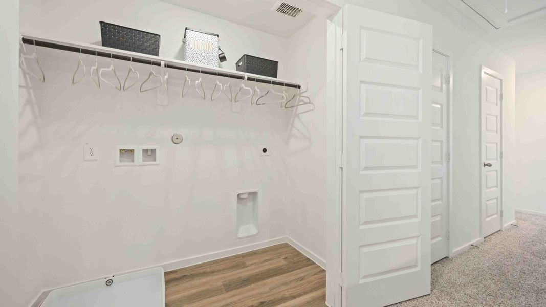 Spacious, unfurnished interior of a new home in Mansfield Estates, Houston (Image 11).