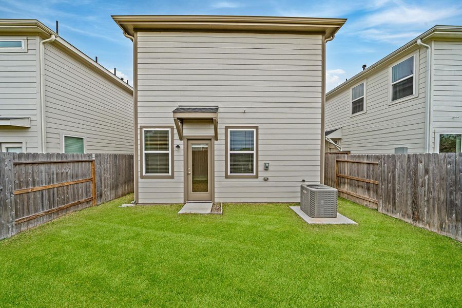 Exterior details and patio area of a home in , Missouri City (Image 19).