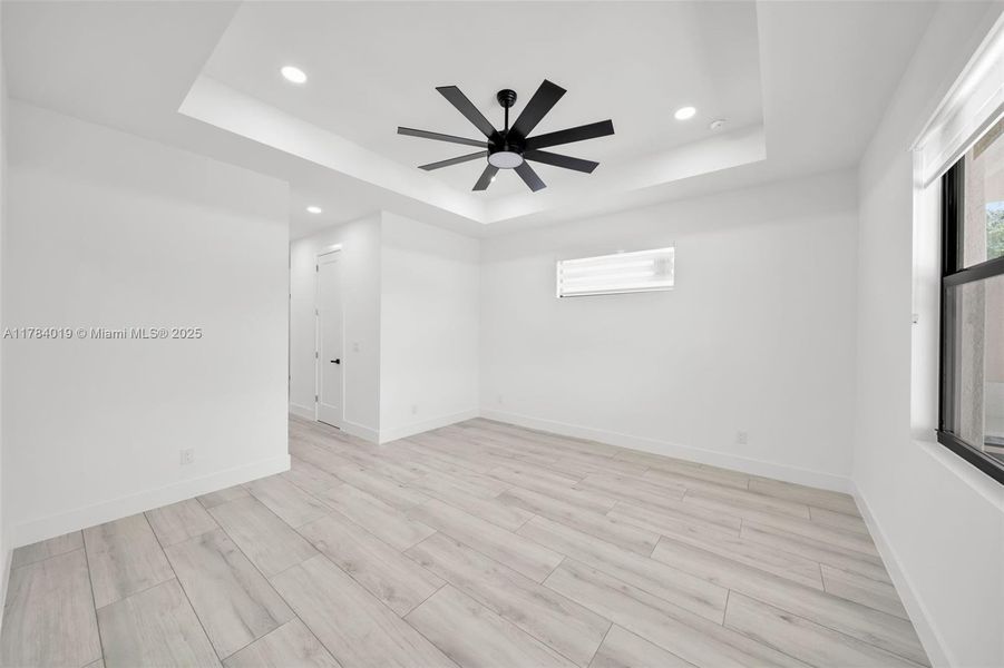 Spacious, unfurnished interior of a new home in , Cape Coral (Image 31).