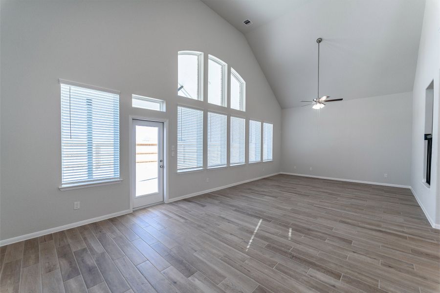 Spacious, unfurnished interior of a new home in Lago Mar, Texas City (Image 12).