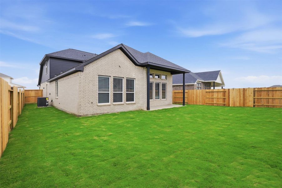 Exterior details and patio area of a home in Wildrye, Waller (Image 3).