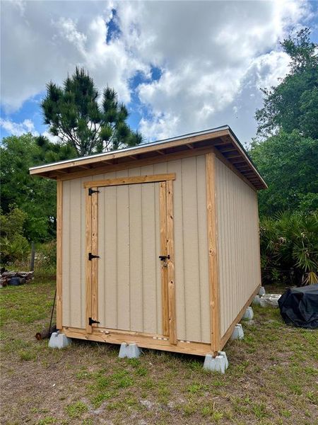Exterior details and patio area of a home in , Parrish (Image 3).