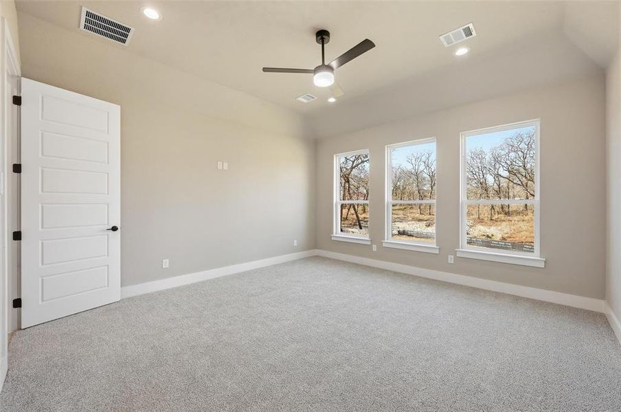 Spacious, unfurnished interior of a new home in Escondido Ranches, Poolville (Image 30).