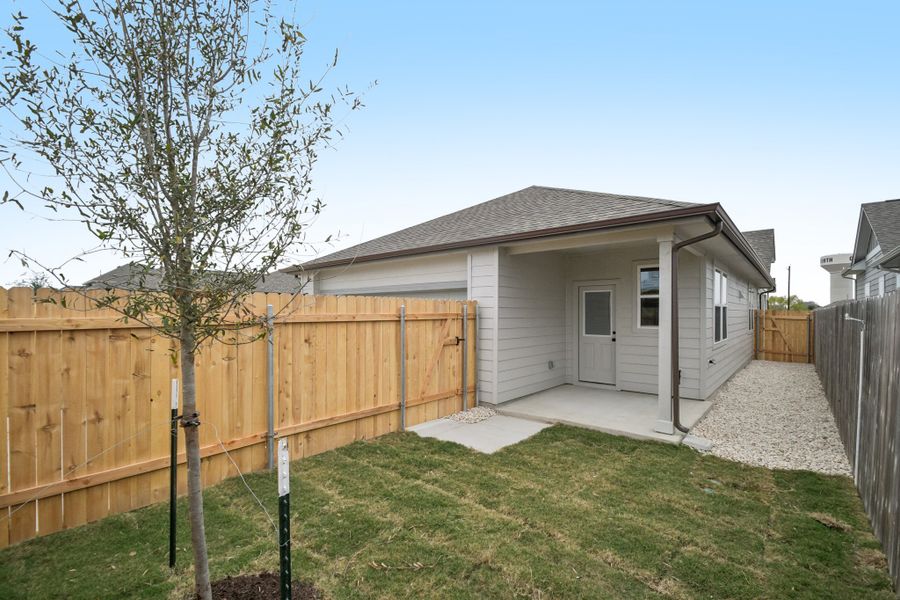Exterior details and patio area of a home in Porter Country, Buda (Image 4).