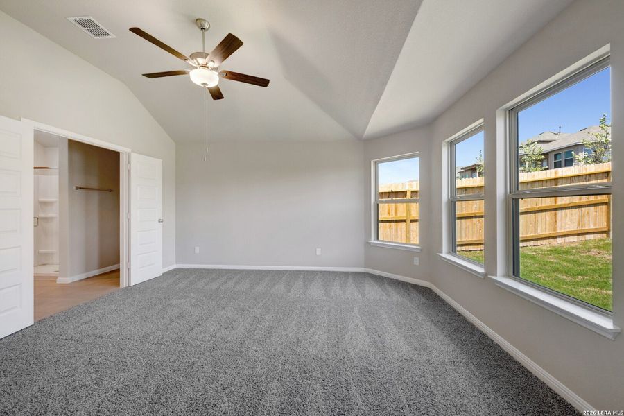 Spacious, unfurnished interior of a new home in Mesquite Ridge, San Antonio (Image 20).