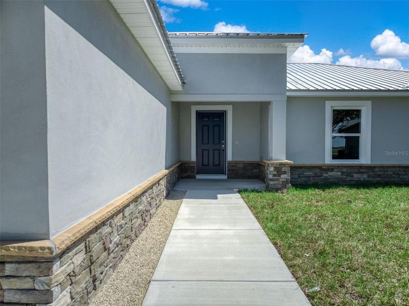 Exterior details and patio area of a home in , Sebring (Image 28).