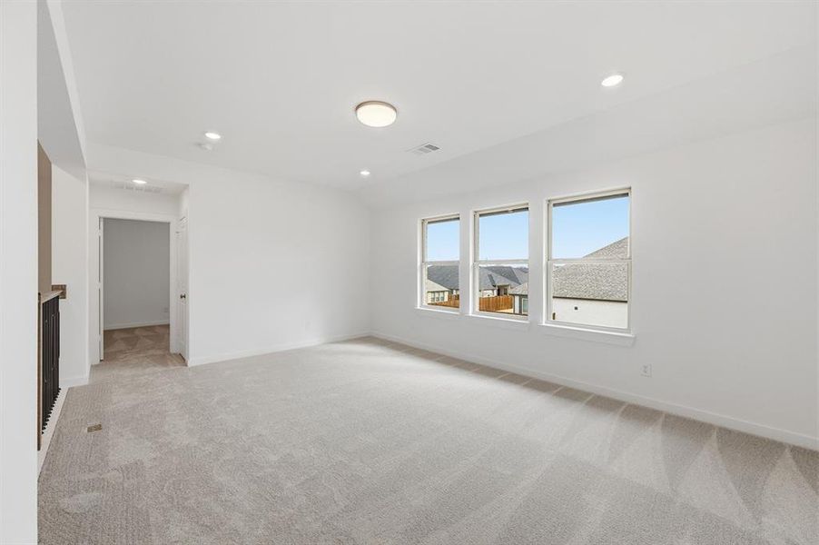 Spacious, unfurnished interior of a new home in Dove Hollow, Waxahachie (Image 25).