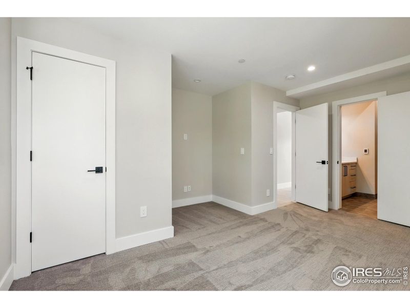 Upper level bedroom, en-suite with walk in closet Upper level bedroom, en-suite with walk in closet