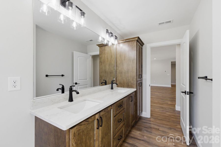 Jack & Jill Bathroom for secondary bedrooms