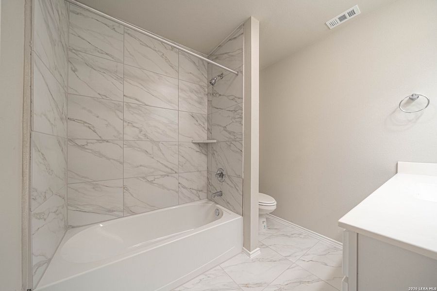 Furnished interior view inside a new home in , Seguin (Image 9).