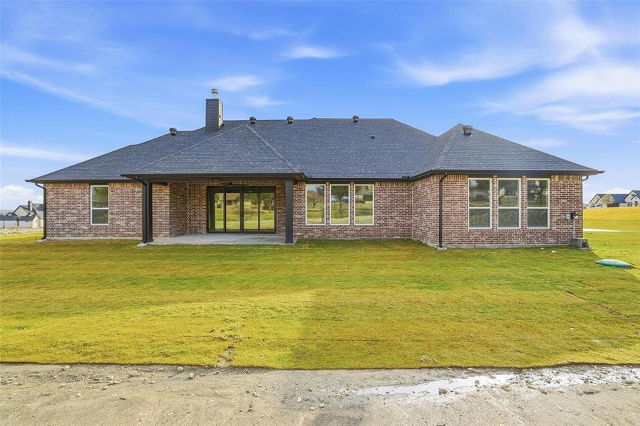 Exterior details and patio area of a home in Aledo Heights - Aledo ISD, Annetta South (Image 21).
