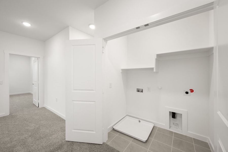 Spacious, unfurnished interior of a new home in Wildridge, Oak Point (Image 25).